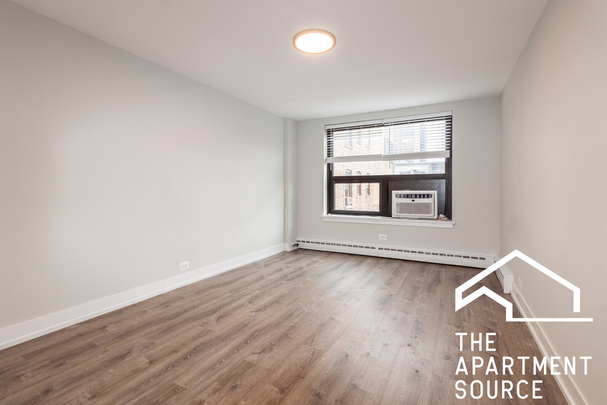 Building Photo - 445 W Wellington Ave