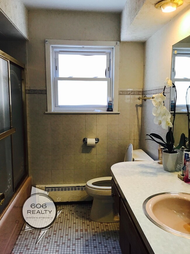 Building Photo - Jefferson Park / Norwood Park Area Apts!