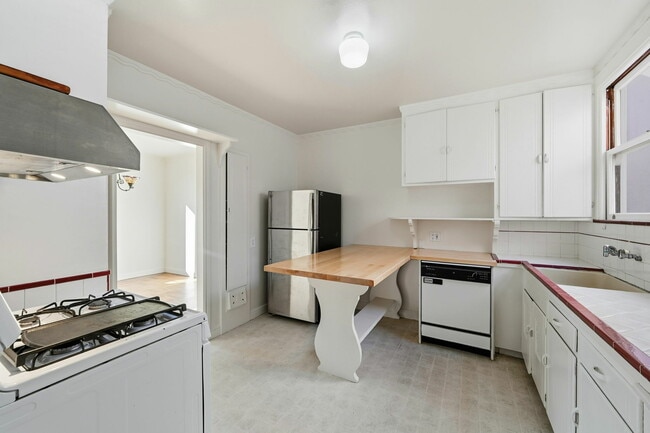 Building Photo - 685 47th Ave