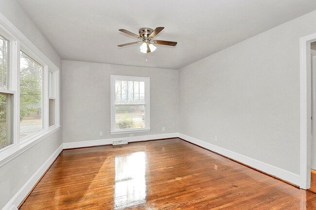 Building Photo - Lovely Two Bedroom Duplex!