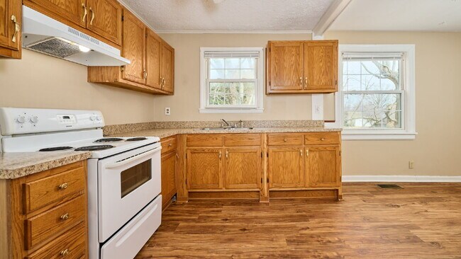 Building Photo - For Rent: 2BR, 1BA duplex