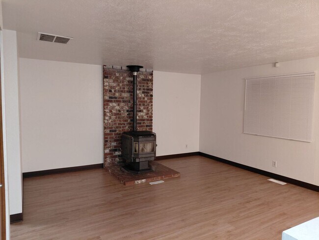 Building Photo - Charming & affordable Single-Family Home in Desirable West Salem Neighborhood!