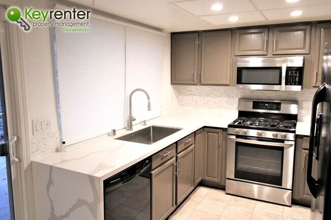 Building Photo - 8312 Camelback Ct