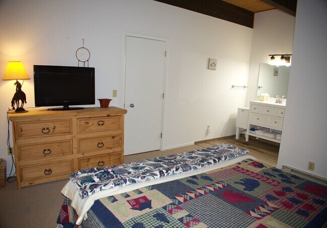 Building Photo - 3 Bedroom Condo w a Summer Pool - Blocks from Incline Beach!!