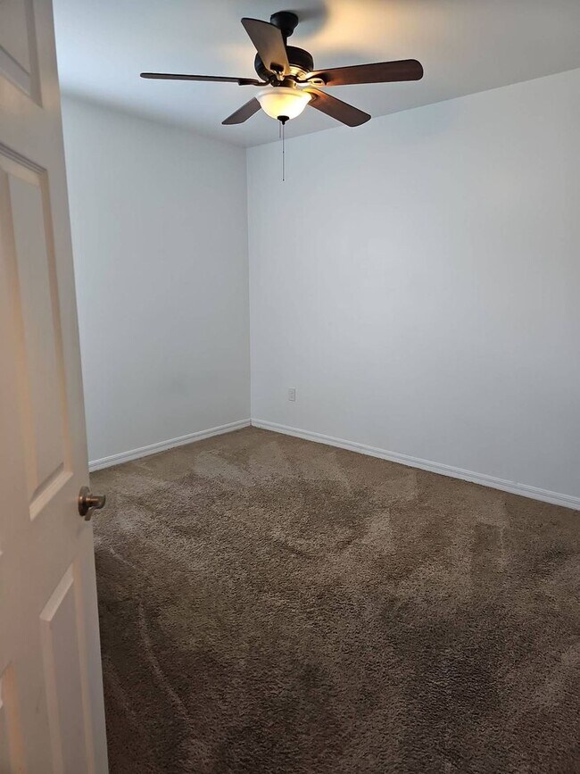 Building Photo - Nice 3 bed 2 bath 2 car garage single family home in Cape Coral with lawn care included.