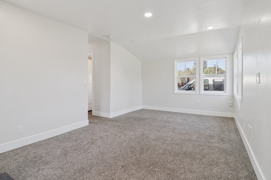 Building Photo - 30 Bloomfield Rd