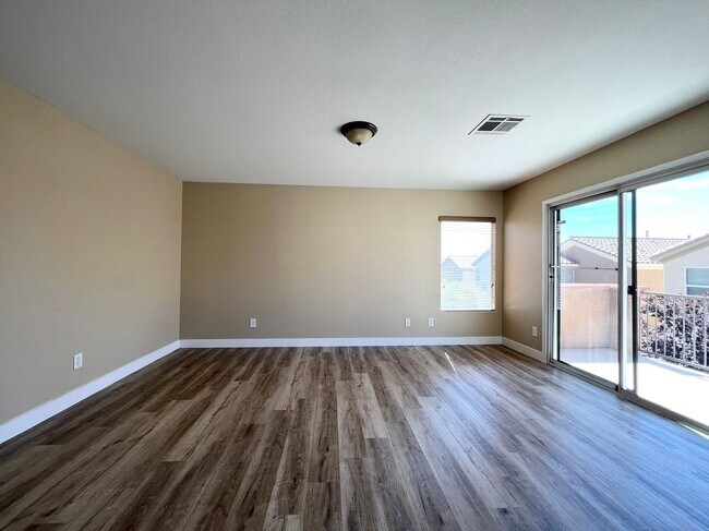 Building Photo - Beautiful 4-bedroom, 2.5-bathroom house