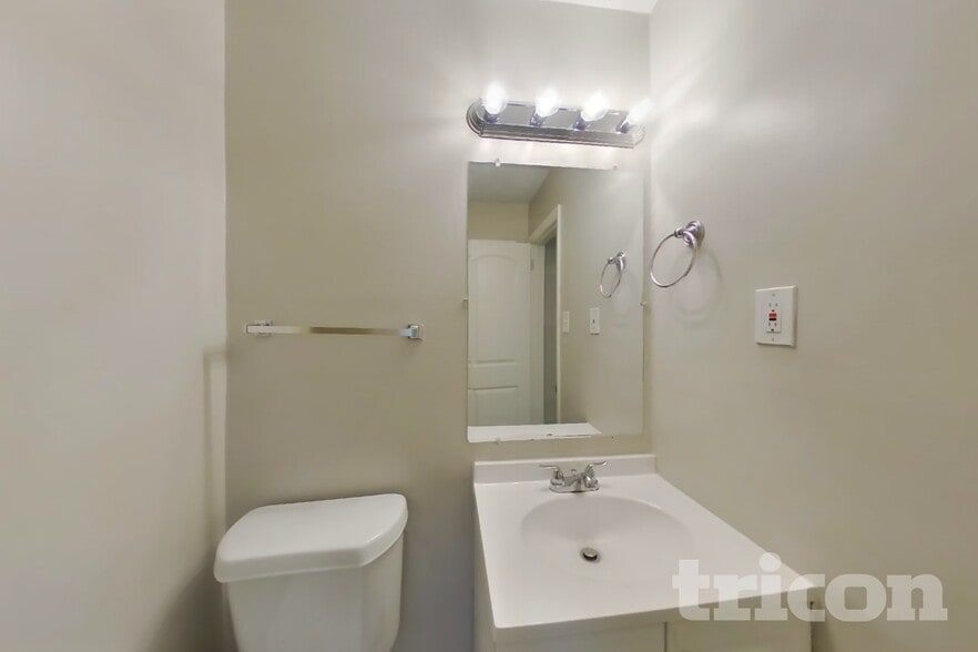 Building Photo - 2270 Emerald Castle Dr