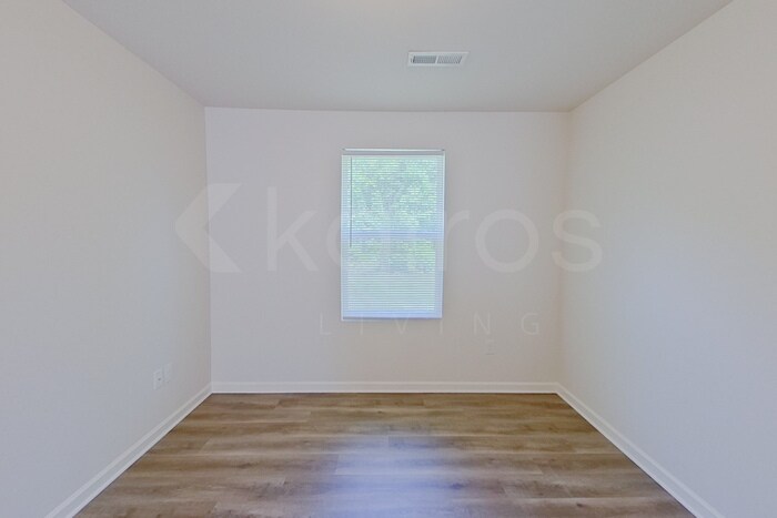 Building Photo - 137 Shamrock Dr SW