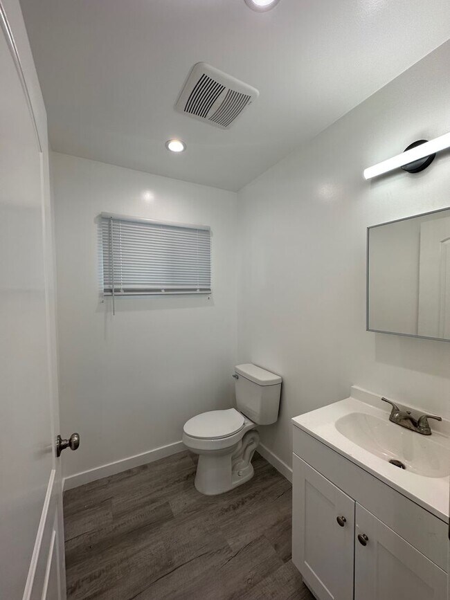 Building Photo - Stunning 3+2 ADU on a picturesque street i...