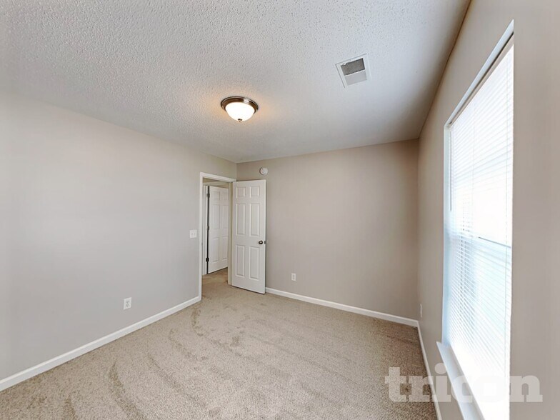 Building Photo - 204 Fox Grove Cir