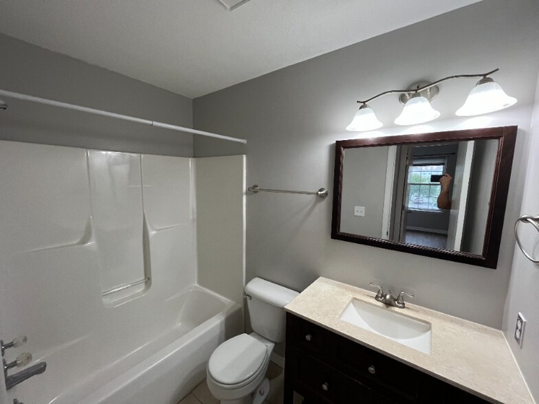 Building Photo - 2265 Huntingdon Dr