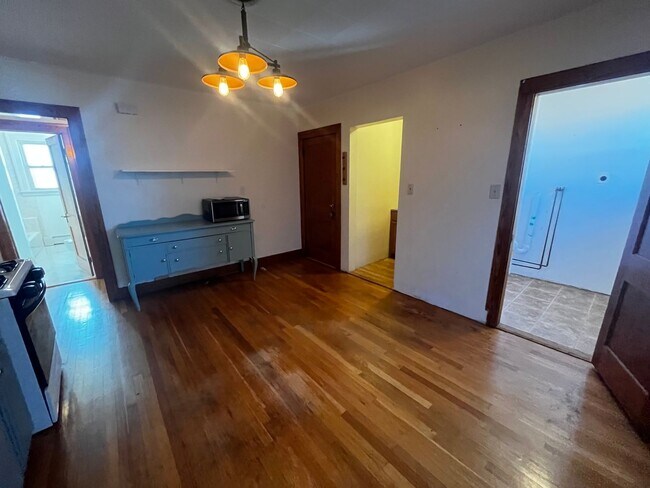 Building Photo - Inviting 2-Bedroom 2nd Floor Apartment in ...