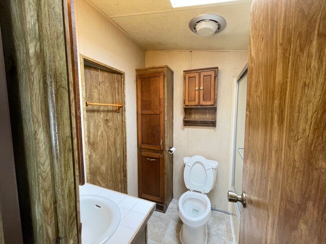 Building Photo - One Bedroom Mobile Home in the beautiful 5...