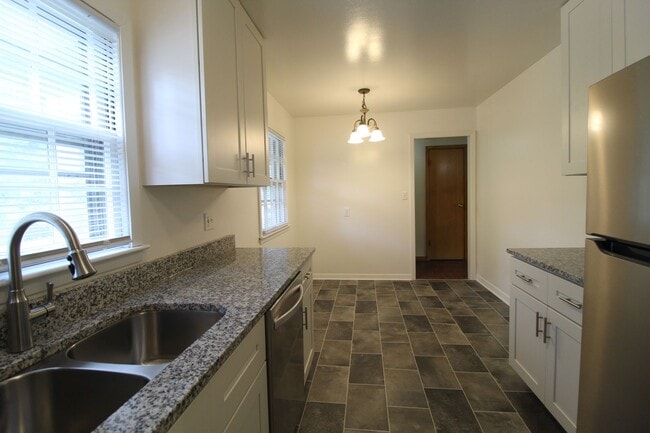 Building Photo - 3 Bedroom 2 Bath Home In Overland Park