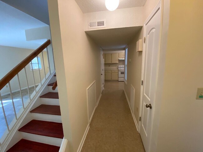 Building Photo - 449 Hickory Hill Dr