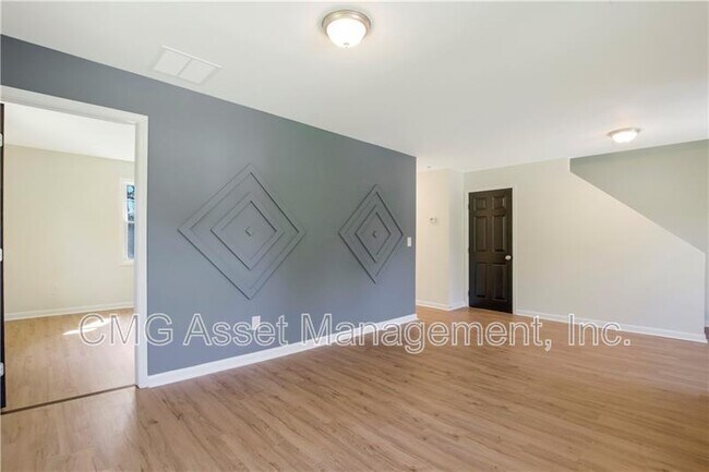 Building Photo - 551 Valley Hill Rd SE