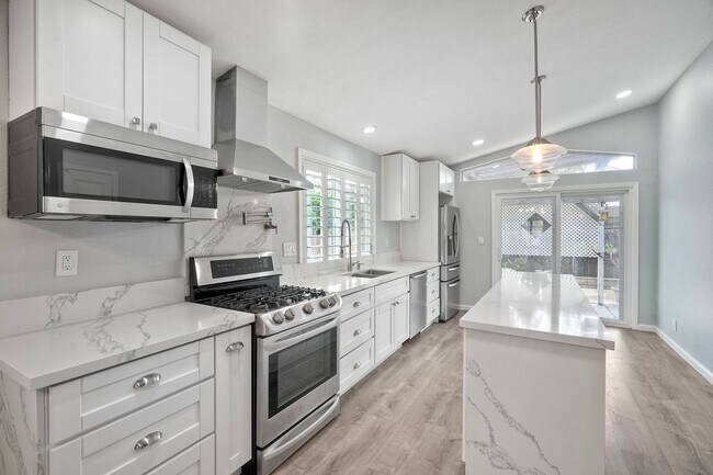 Building Photo - 3750 Via Del Rancho