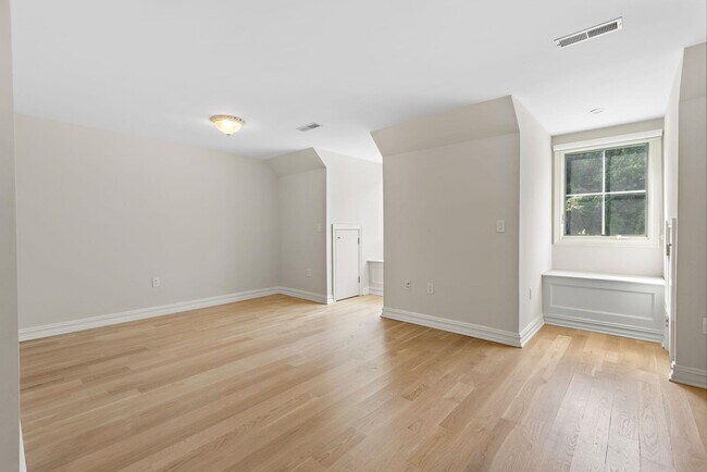 Building Photo - 16 Regency Pl