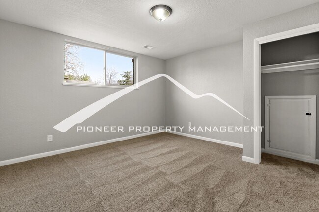 Building Photo - Gorgeous Home with Washer/Dryer and Fenced Yard