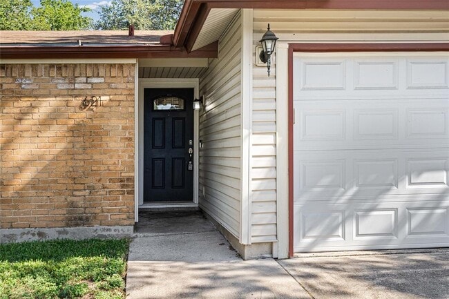Building Photo - 621 Russet Valley Dr