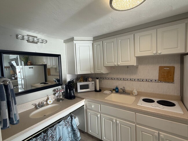 Building Photo - Ocean FRONT Studio! Amazing and must see! DEPOSIT-FREE Renting option thru OBLIGO! Deposit Altern...