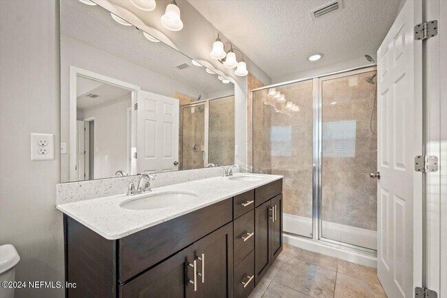 Building Photo - 215 Richmond Dr