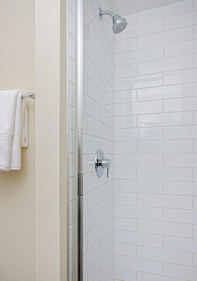 Building Photo - Modern 2 Bedroom, 2.5 Bath Townhome in Cit...