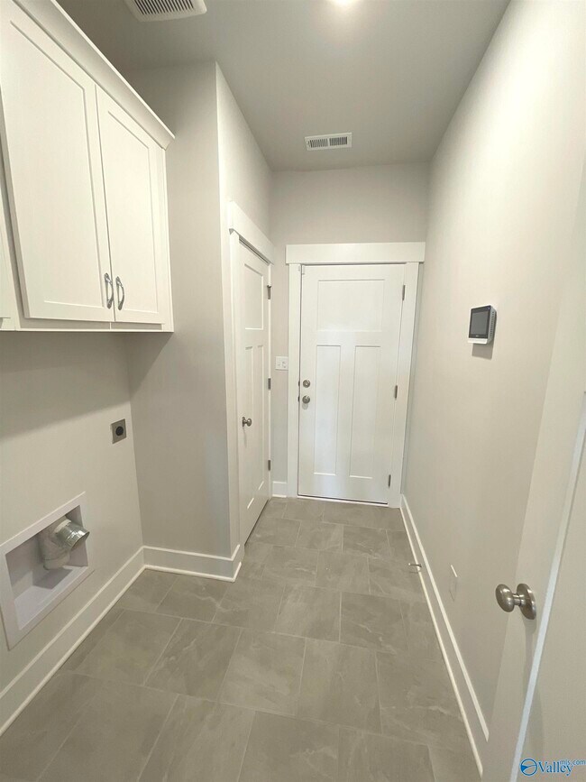 Building Photo - 142 Rugby Dr