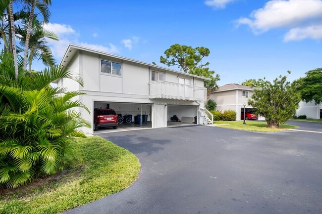 Building Photo - Beautiful Two-story condo 2bedrooms 2 baths with garage in Fort Myers
