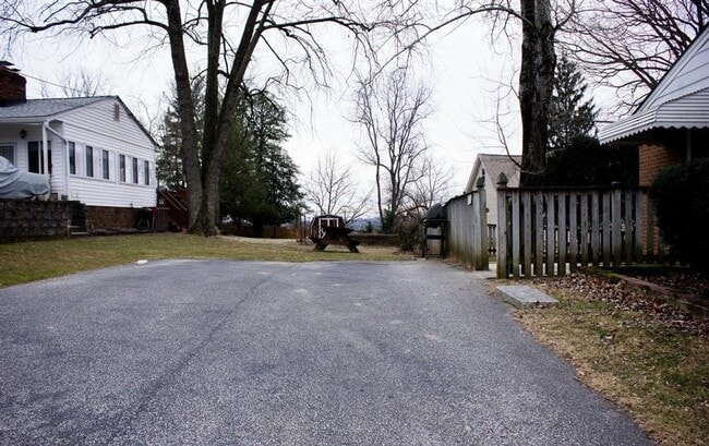 Building Photo - 4BR Single Family in Cockeysville | Granite Kitchen | Finished Lower Level | Central A/C | Great ...