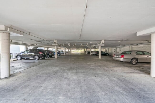 Building Photo - Top Floor 1Bd/1Ba Condo Community with Ten...