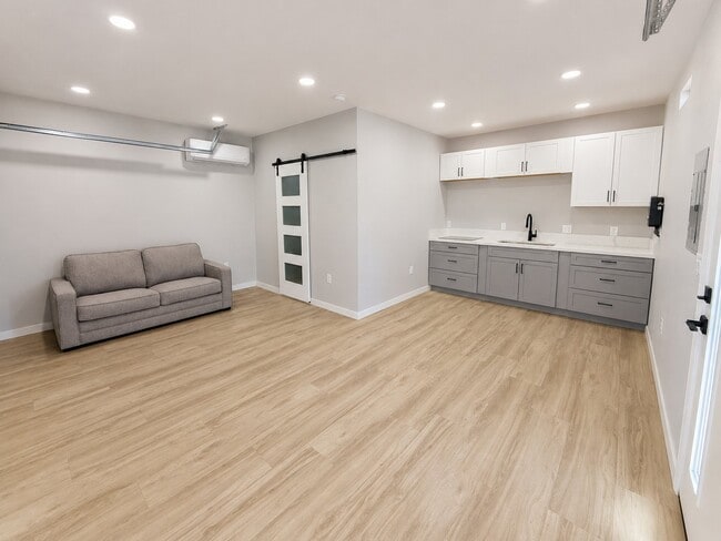 Building Photo - 1304 Duke Dr