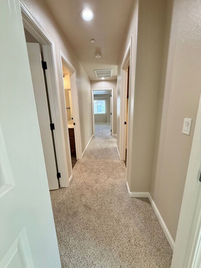 Building Photo - Move In Ready 3 Bed 2.5 Bath!!!