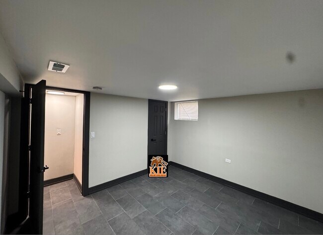 Building Photo - 14527 Irving Ave