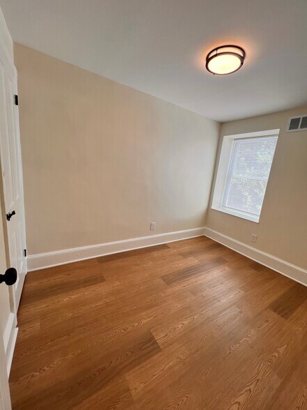 Building Photo - 1704 Tulip St