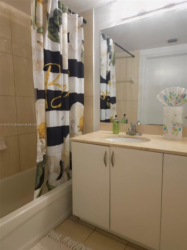 Building Photo - 1750 N Bayshore Dr