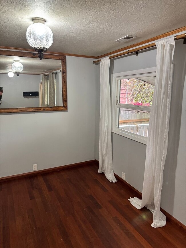 Building Photo - Eclectic Portland Home with Modern Touches...