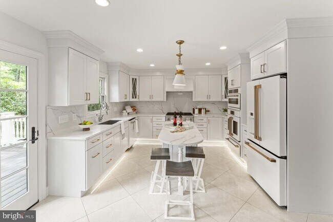 Building Photo - 5844 Bermuda Ct
