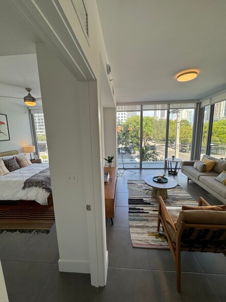 Building Photo - 405 NE 28th St