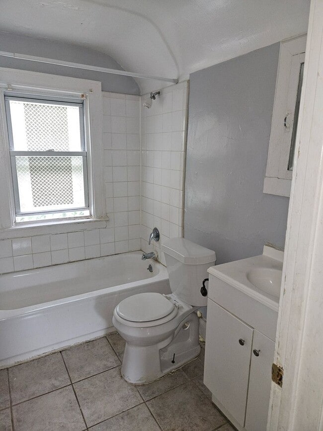 Building Photo - 2 bedroom/ 1 bathroom Detroit's Westside Home