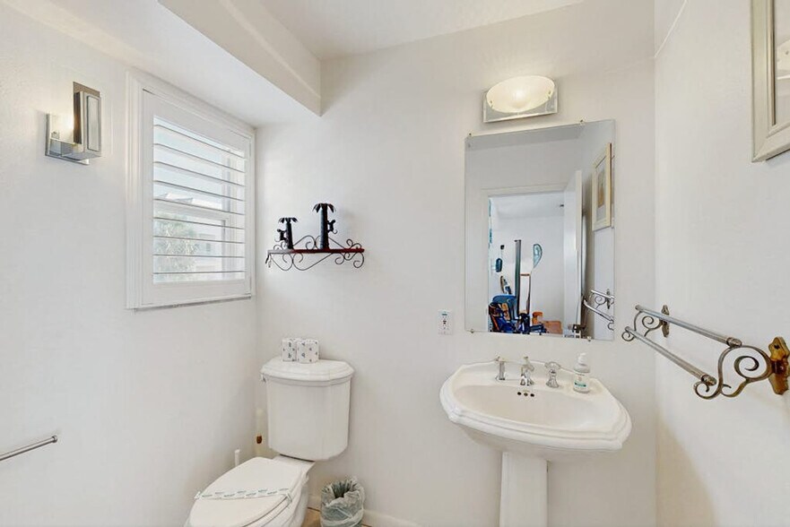 Building Photo - 1107 Gulf Dr S