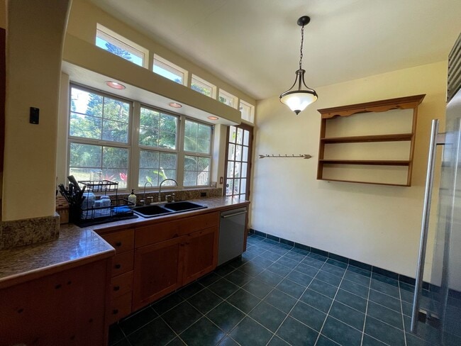 Building Photo - Spacious 4-Bedroom Retreat in Haiku with S...