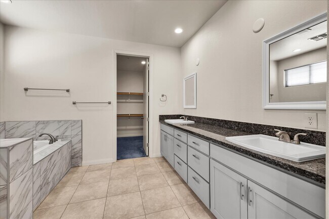 Building Photo - 56923 Ivanhoe Dr