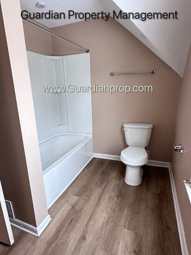 Building Photo - Spacious Two Bedroom Single Family Home, Hardwood Floors, W/D, Dishwasher