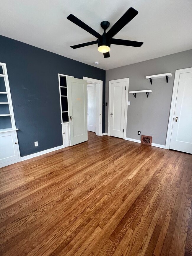 Building Photo - *** JUST REDUCED & MOVE- IN SPECIAL *** 3 Bedroom, 2 Bathroom charming Craftsman Style Home nestl...