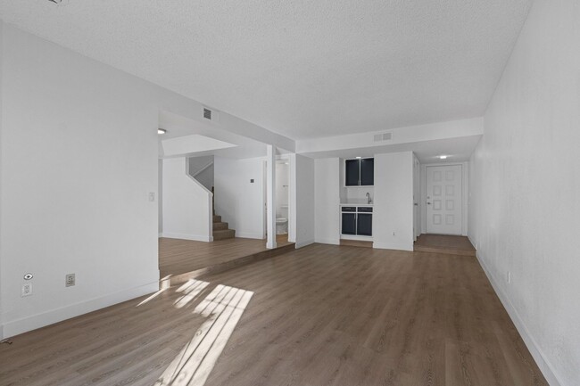 Building Photo - RENOVATED 3bd/2.5ba Townhome - Available NOW!