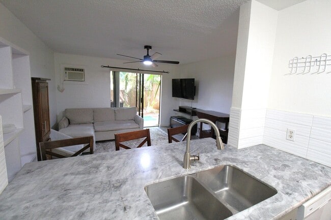 Building Photo - Kihei Shores - Furnished 2 Bed/2Bath Condo - Pool and Hot Tub - 2 Parking Spaces