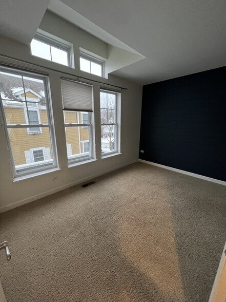 Building Photo - 18 Lakeview Pl