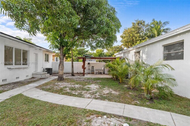 Building Photo - 201 S Biscayne River Dr